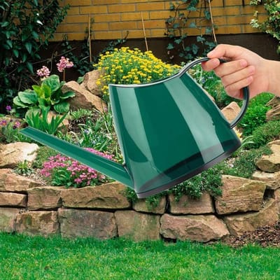 Snoepkleurige tuingieter met lange tuit en 1.2L capaciteit voor tuinieren in de buitenlucht met milieuvriendelijk materiaal in groen.