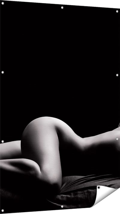 Gards Tuinposter Vrouw Naakt in Bed - Erotiek - Zwart Wit - 100x150 cm - Tuindoek - Tuindecoratie - Wanddecoratie buiten - Tuinschilderij