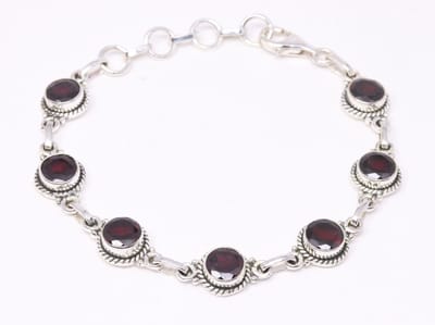 Bewerkte zilveren armband met granaat