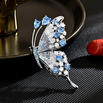 Broche Papillon Élégante en Zircon Inscrusté Design de Luxe Léger pour Femmes Broche Tendance et Polyvalente avec Sens du Design de Niche gray