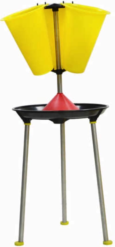 Kippen slachttafel met 3 slachttrechters - Killing cones - slacht trechter
