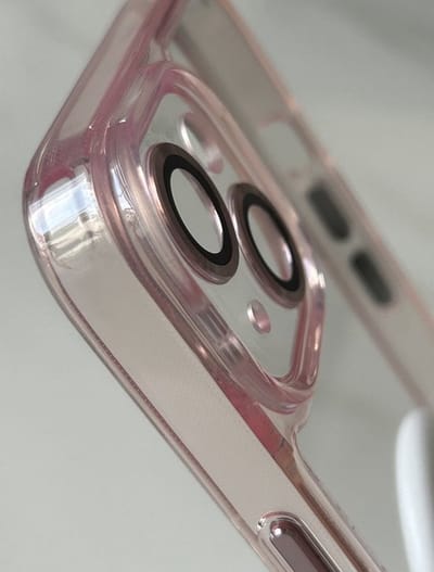 Anti-Yellow TPU/PC Hoesje - Geschikt voor iPhone 15 - Met Cameralens Glas Bescherming – Transparant/Roze – 2.5mm Dikte