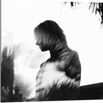 Dibond - Vrouw met Bladeren (Zwart/wit) - 80x80cm Foto op Aluminium (Wanddecoratie van metaal)