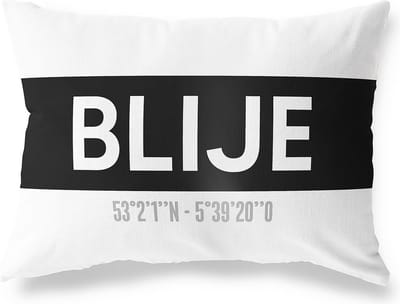 Tuinkussen BLIJE - FRIESLAND met coördinaten - Buitenkussen - Bootkussen - Weerbestendig - Jouw Plaats - Studio216 - Modern - Zwart-Wit - 50x30cm