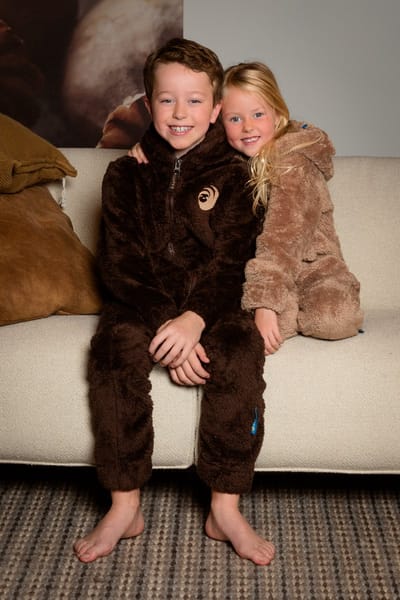 Kids Knuffle Fleece Onesie® | Warme onesie huispak jumpsuit voor jongens & meisjes | Superzacht & comfortabel | Premium kwaliteit | Duurzaam & CO₂-neutraal geproduceerd in Portugal | Beige maat 122-128