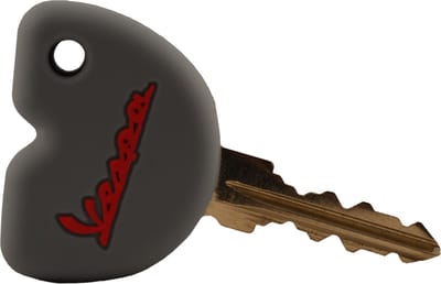 Rubber Sleutelhoesje Vespa Scooter Grijs met Rode letters