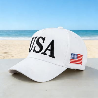 Een Modieuze Witte Amerikaanse Hoed Met  45-47  Details, Perfect Voor Een Stranduitje, Ideaal Voor Een Ontspannen Wandeling Langs de Kust Of Adjustable white