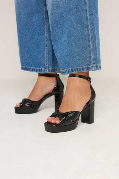 Yours Zwarte Plateau Sandalen Met Knoopdetail In Brede Epasvormsize 37EEE