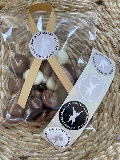 25 Uitdeelzakjes / Traktatie zakjes + 25 Stickers - Sinterklaas kadootje - 4 assorti - Schoen - 5 december - Pakjesavond | School traktaties - Cellofaan zakjes - Transparant | Peuterspeelzaal - Kinderopvang - Basisschool | DH collection