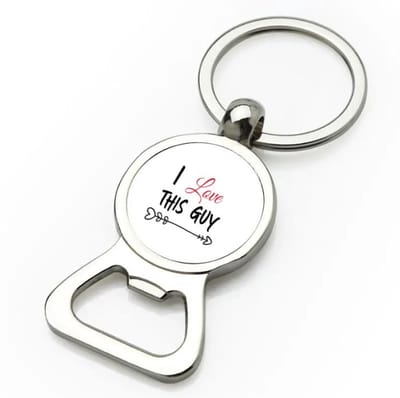 Akyol - i love this guy flesopener - Liefde - iemand die liefde wilt geven aan een ander - valentijnsdag - cadeau voor vriend(je) - verjaardagscadeau - kado - geschenk - gift - verrassing - valentijnscadeautje - 9 bij 3 cm