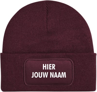 Jouw naam wintermuts - Gepersonaliseerd - Burgundy | wit - soBAD. | Unisex | Skimuts | Muts | Kou | met grappige tekst | Winter | Beanie | Bordeaux rood