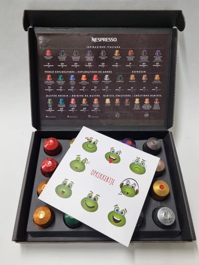 Koffie Proeverij Pakket 20 stuks verschillende smaken met Mystery Card 'Opkikkertje' met persoonlijke (video) boodschap | Verjaardag | Sinterklaas | Kerstpakket | Vaderdag | Moederdag | Jubileum | Valentijnsdag