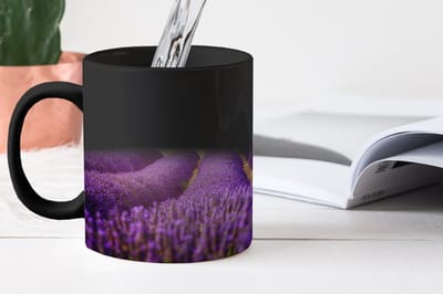 Magische Mok - Foto op Warmte Mokken - Koffiemok - Lavendel - Lucht - Wolken - Bloemen - Magic Mok - Beker - 350 ML - Theemok