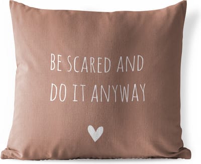 Tuinkussen - Engelse quote "Be scared and do it anyway" met een hartje tegen een bruine achtergrond - 40x40 cm - Weerbestendig