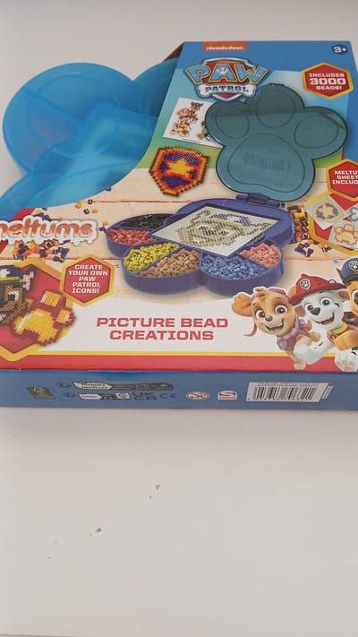 Paw patrol speelgoed strijkkralenset met verschillende sjablonen in leuke bewaar doos