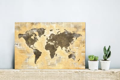 Aluminium schilderij 30x20 cm - Wanddecoratie metaal - Wereldkaart - Krant - Gouden - Metalen muurdecoratie woonkamer - Decoratie industrieel - Foto op dibond - Industriële accessoires slaapkamer