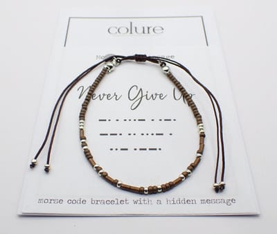 Colure® morse code armband bruin Never give up