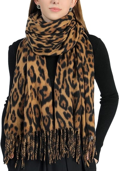 Stijlvolle winter sjaal met luipaardpatroon en franjes, warm en knuffelig, perfect als cadeau voor koude dagen en Valentijnsdag