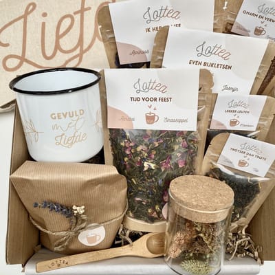 Lottea Jubileumbox 'Tijd voor Feest' - Het Theeplankje, Het Theeplankje Giftbox Deluxe 'Gevuld met Liefde' - theebox, thee box, thee cadeau, theeset, theepakket, thee cadeaupakket, verjaardag cadeau, vriendinnen cadeaus