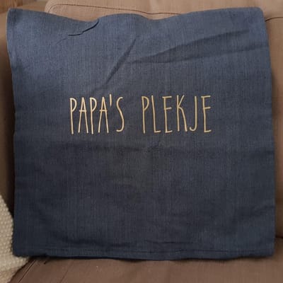 Kussen Kussenhoes met tekst bedrukt cadeau voor papa plekkie | papa’s plekje | grijs met opdruk gebroken wit | 40x40 cm | vaderdag woonkamer luxe zacht voor de liefste aanstaande vader geboorte baby zwangerschap aankondiging bekendmaking