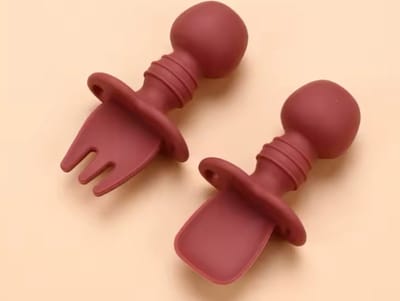 IL BAMBINI - 2 SET Siliconen Kinderbestek Set - Baby Bestek - Lepel & Vork - Taupe - Veilig - Duurzaam - Kindvriendelijk - 100% Siliconen - Vaatwasser bestendig - Magnetronbestendig - Oefenbestek - Ergonomisch Bestek - Roestbruin