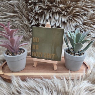 Robuust Wenstegeltje - Ho Ho Holy shit – Luxe Cadeautegel met Tekst - Trendy nu - Keramiek - Robuust - 10X10 - Kersttegel – Woordgrap