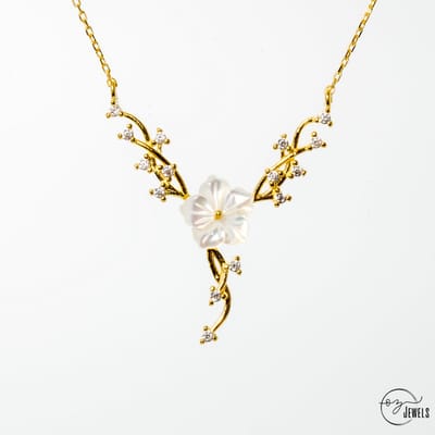 Goudgekleurde Zilveren Ketting met Magnoliadesign - Accessoires - Liefdessieraden - - Damesketting - Valentijnsdag - Cadeau - Moederdag - Ketting Meisje - Sieraden Dames - In mooie geschenkverpakking