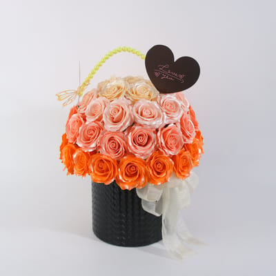 Kunstboeket Roze, Perzik en Oranje Rozen in Zwarte Bloemenbox met hartje en geur - LA ROSELLE AMSTERDAM