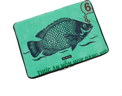 MoreThanHip - 15,6 inch laptophoes van gerecyclede visvoerzakken - Manoa - vis groen - 39,5 x 27,5 x 2 cm
