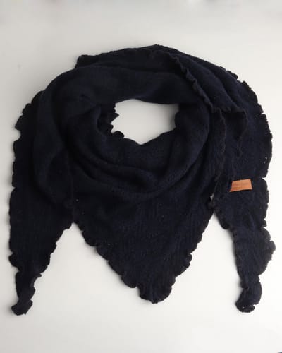 Driehoek Sjaal Dames – Accessories Junkie Amsterdam – 118x180 cm – Gebreid Ajour – Navy – Wolblend