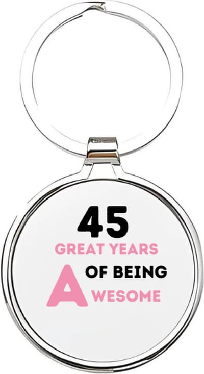 Akyol - 45 great years of being awesome Sleutelhanger - Verjaardag - jarigen - jarig - jarige - 45 jaar - verjaardagscadeau - cadeau voor een jarige - feest - cadeau - cadeautje - verjaardagscadeautje - 4 x 7,5 CM