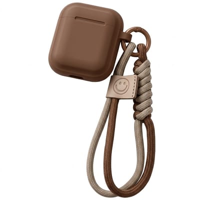 Bruin hoesje voor oordopjes unisex met draagkoord en karabijnhaak geschikt voor AirPods 4 met textiel lus en decoratief label