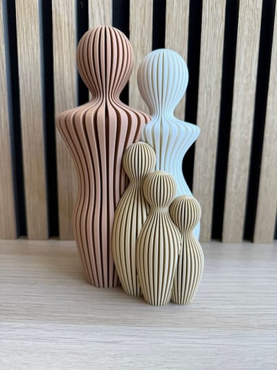 Moderne Japandi Set – Gezin met drie kinderen - Abstract - 22 cm hoog - Tijdloop - Cadeau - Moederdag - Geboorte – Wit, Woestijnbruin & Karamel – Scandinavisch Design Woondecoratie