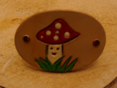 Leren kinder haarclip rood witte paddenstoel in het gras in de kleur beige - schattige kinder haarclip - lederen haarclip paddestoel - leuke meisjes haarclip - handgemaakte kinder haarclip