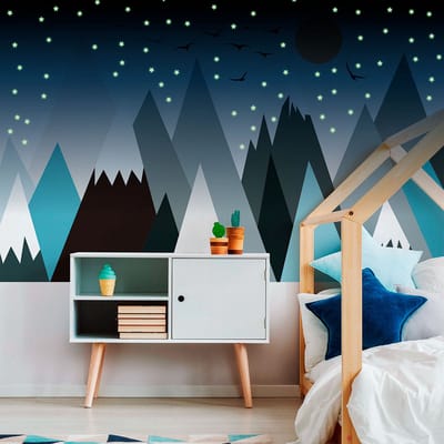 Muurstickers voor kinderen - Gigantische kindermuursticker met Scandinavische bergen, een parka en 100 glow-in-the-dark sterren - 120x180cm
