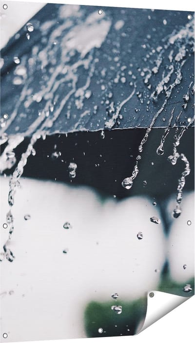 Gards Tuinposter Zwarte Paraplu met Regen Druppels - 80x120 cm - Tuindoek - Tuindecoratie - Wanddecoratie buiten - Tuinschilderij