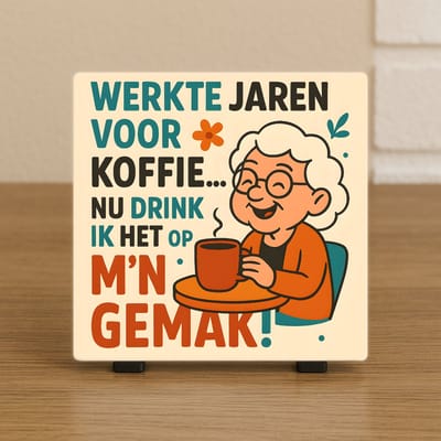 Wenstegeltje Koffie – Werkte Jaren Voor Koffie – Pensioen Cadeau – Hip trendy tegeltje – Wanddecoratie – Sfeervol en Persoonlijk – Trendy nu – Decoratief Tegeltje met Standaard – Cadeau Idee