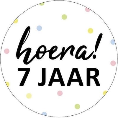 CADEAU STICKER ROND HOERA! 7 JAAR - traktatie sticker Hoera / wens etiket 7 jaar rond 40mm / Sluitsticker / 30 stuks cadeausticker / wit pastel geel groen, roze en zwart - kindertraktatie - traktatie basisschool merkloos