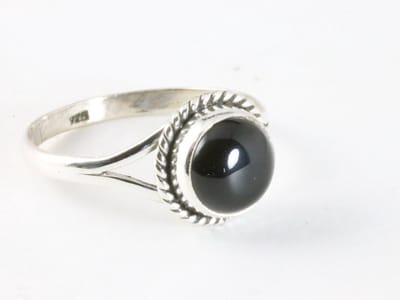 Fijne bewerkte ronde zilveren ring met onyx - maat 18