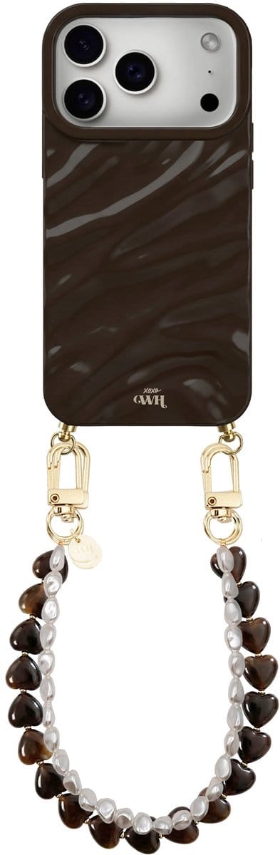 xoxo Wildhearts Brown Glaze telefoonhoesje met koord - geschikt voor iPhone 17 Pro Max - Sweetheart Brown & Pearls - Dream hoesje met telefoonkoord - Glimmende silicone case met plooien - Hartjesketting met korte parelketting - Bruin