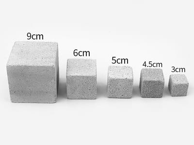 OLOEY Slijpsteen voor kleine huisdieren- 5,8 x 5,8 x 5,8 cm lavasteen- slijpt de tanden van huisdieren- maakt de nagels glad- voegt calcium toe aan het dieet- kauwspeelgoed voor konijnen- chinchilla's- hamsters en cavia's