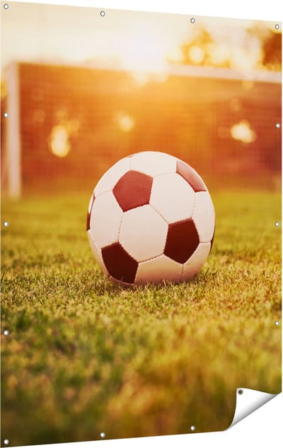 Gards Tuinposter Voetbal met Goal tijdens Zonsondergang - 120x160 cm - Tuindoek - Tuindecoratie - Wanddecoratie buiten - Tuinschilderij
