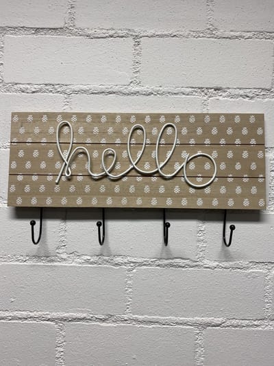 Wanddecoratie bord "hello" met 4 haken - Hout + metaal - hoogte 21 cm x 40 x 1 cm - Wanddecoratie - Woonaccessoires