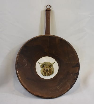 ZoeZo Design - Decoratieve pan - robuust - stoer - wanddecoratie - wandbord - industrieel - met Hooglander - koe - Handmade - Ø 26 cm