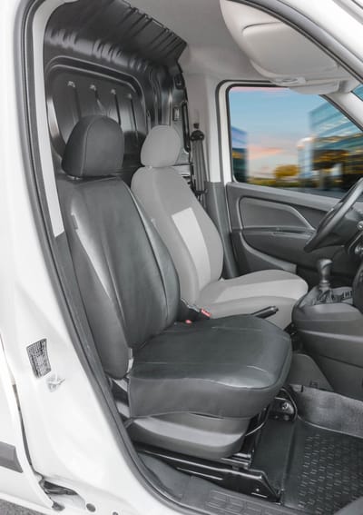 Walser Autostoelhoes Transporter Fit Kunstleer antraciet geschikt voor Fiat Doblo (263) - 1 enkele zitplaats voorpassagier (armleuninguitsparing links)