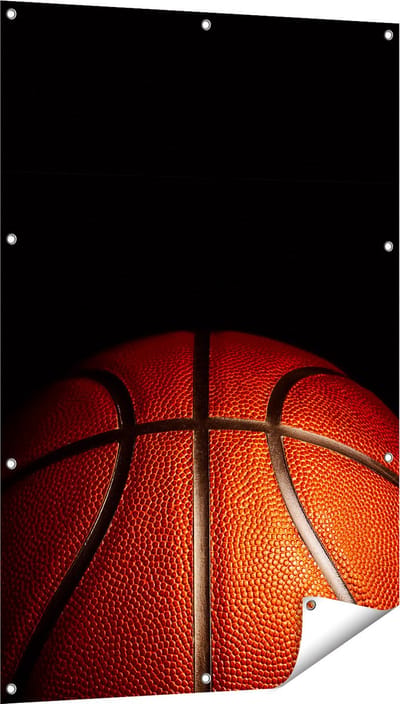 Gards Tuinposter Basketbal op een Zwarte Achtergrond - 80x120 cm - Tuindoek - Tuindecoratie - Wanddecoratie buiten - Tuinschilderij
