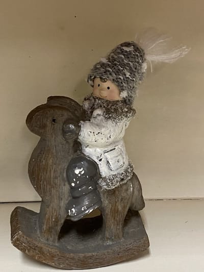 Kerstbeeldje jongen op hobbelpaard - Wit - polyresin - 16x11x5cm - Kerstdecoratie
