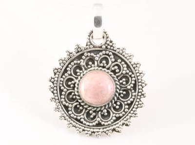 Ronde bewerkte zilveren hanger met rhodochrosiet