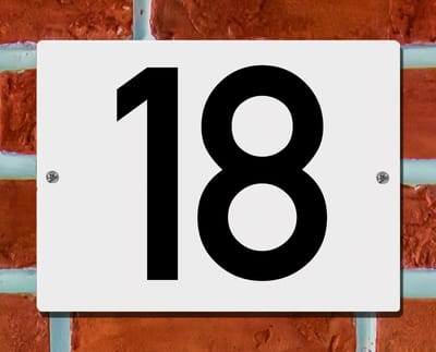 Huisnummerbord Wit - Nummer 18 - 15 x 12 cm - incl. bevestiging | - naambord - nummerbord - voordeur