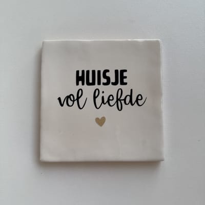 Huisje vol liefde (Wit tegeltje) - Spreuktegel - Tegeltje met tekst - Tegeltje met Spreuk - Cadeautje - Origineel cadeau
